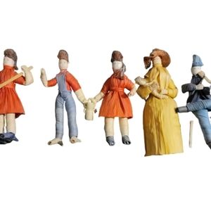 CORN HUSK Vintage handmade corn husk group family 5. hand crafted